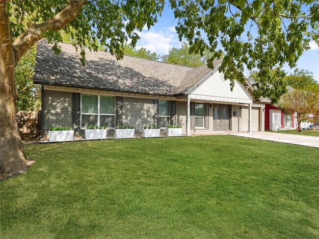 Foto del edificio - 5602 Windward Dr