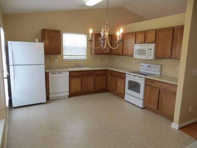 Building Photo - Wonderful 3 bed, 2.5 bath with 2 Car garage!