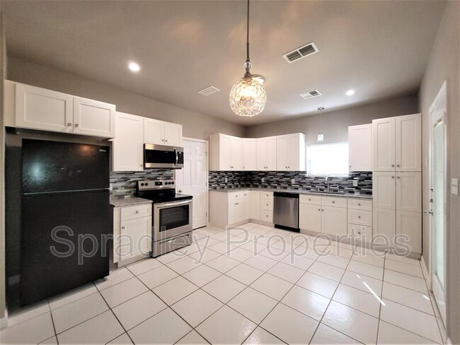 Building Photo - 5413 Trailview Dr