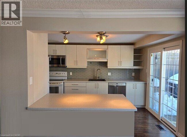 Photo du bâtiment - 514 Rosemeadow Crescent