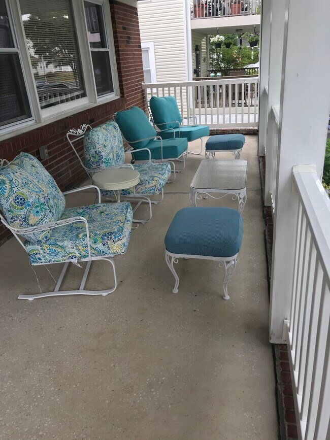 Private Front Porch - 213 Brinley Ave