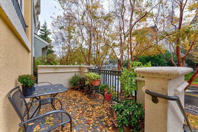 Building Photo - UPGRADED HOME IN HIGHLY CENTRAL SETTING.  RARE 3-BED/3-BATH FLOOR PLAN!