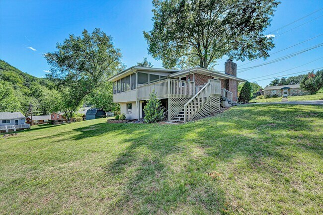 Foto del edificio - 5216 Sugar Loaf Mountain Rd