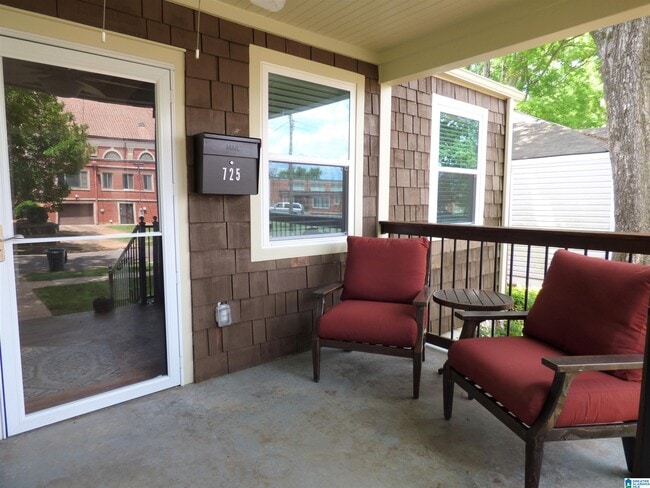 Building Photo - 725 9th Ave S