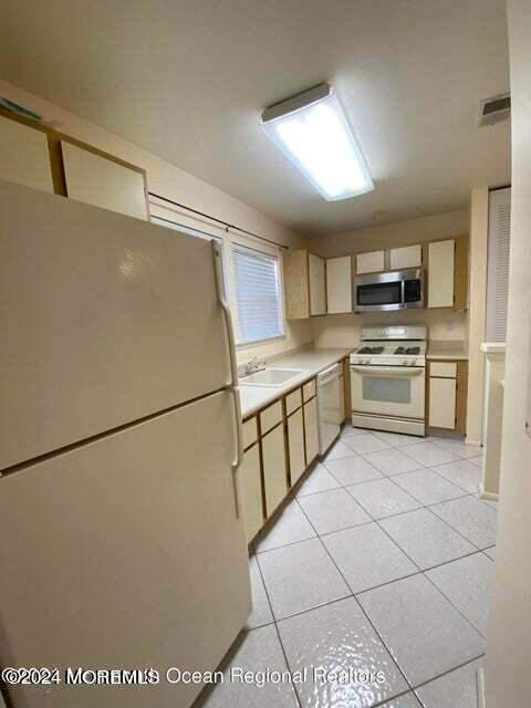 Building Photo - 106 Whispering Oaks Way