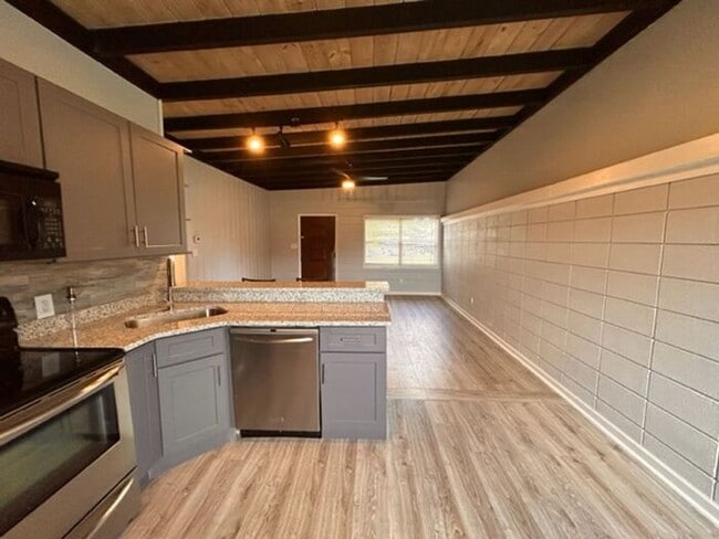 Building Photo - Renovated 2/1 Homestyle Duplex with 1 Car ...