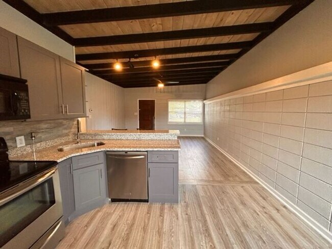 Foto del edificio - Renovated 2/1 Homestyle Duplex with 1 Car ...