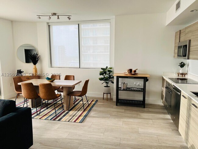 Foto del edificio - 121 NE 34th St