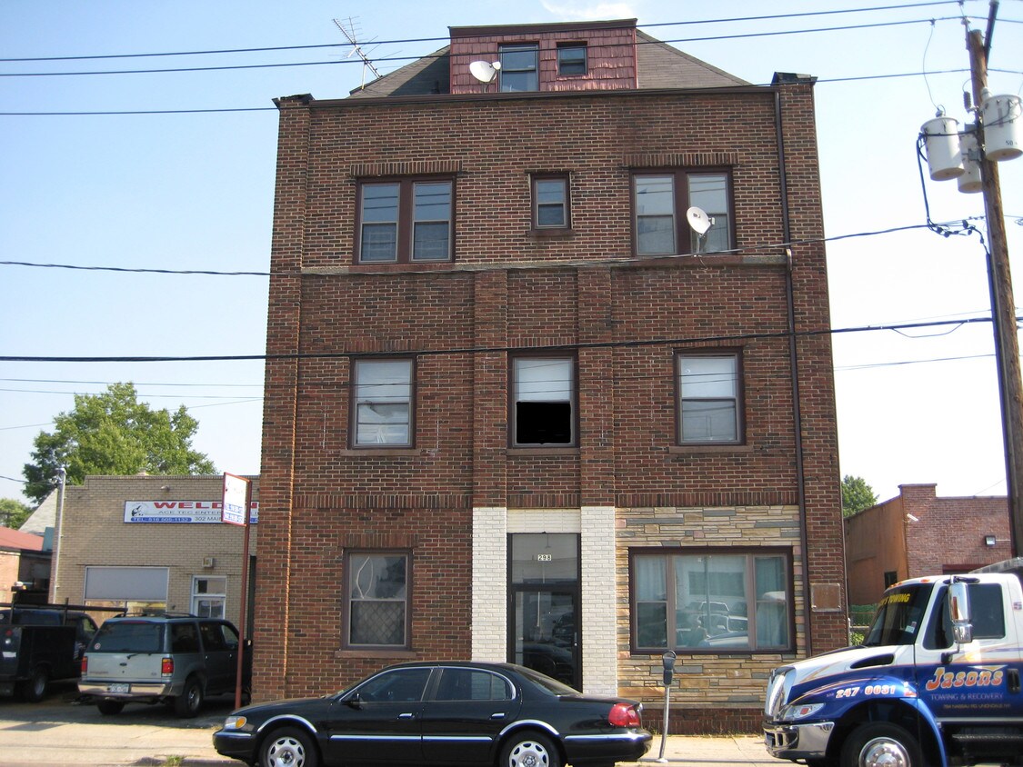 Primary Photo - 298 Main St