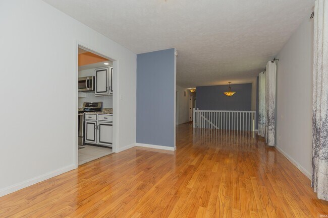 Foto del edificio - 5122 Woodridge Dr