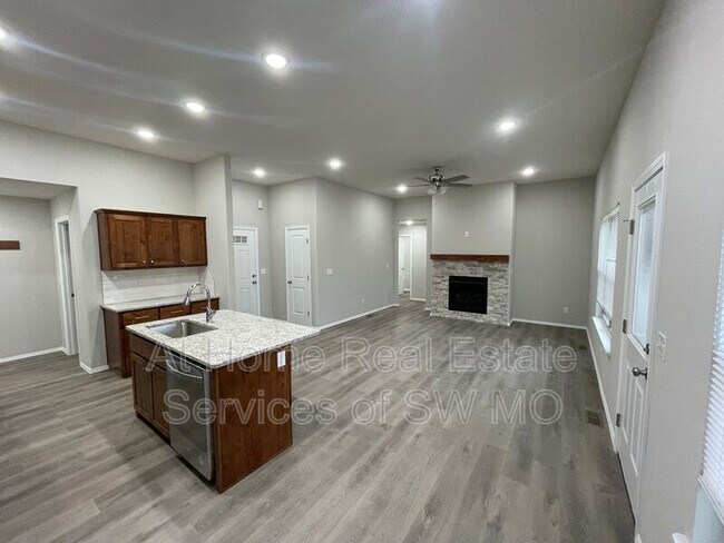 Building Photo - 204 Hickory Hills St