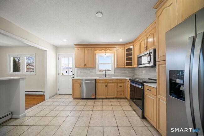 Building Photo - 25 Greenview Dr