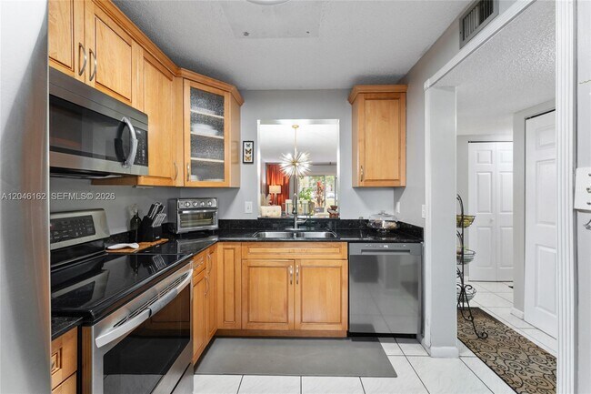 Foto del edificio - 8550 N Sherman Cir