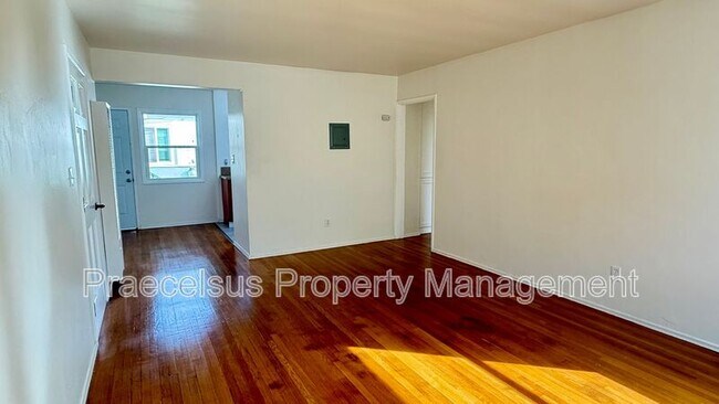 Foto del edificio - 317 E 5th St