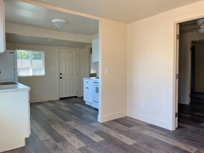 Building Photo - 2 Bedroom Home in Hollister