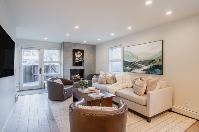 Building Photo - 800 E Hyman Ave