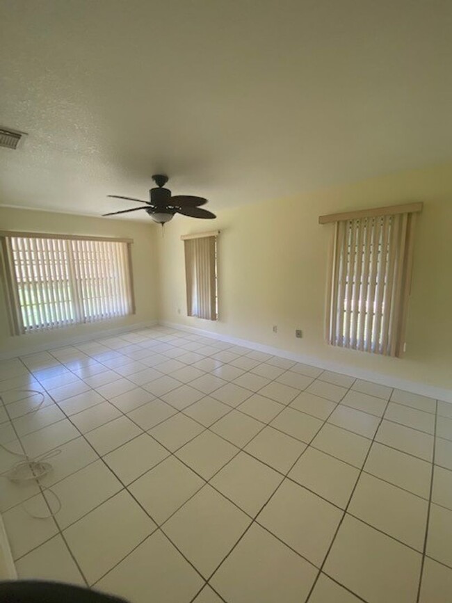 Foto del edificio - 2/2/2 fenced yard 2507 Lake View Blvd