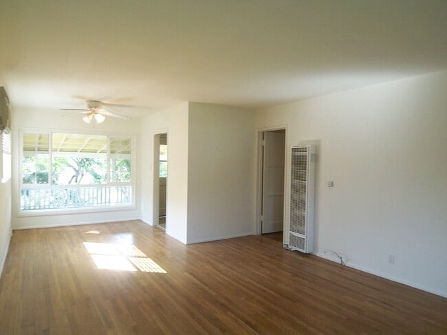 Building Photo - Great home with gorgeous hardwood floors!!