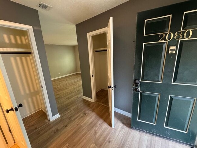 Building Photo - Look and lease-Renovated