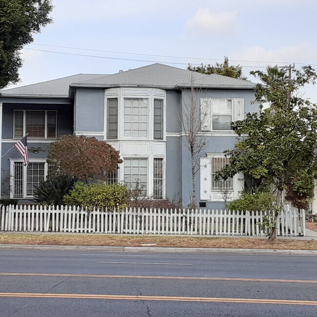 BEVERLY HILLS: 1 BEDROOM/1 BATH w/DINING ROOM, GARAGE, LAUNDRY ROOM, BRICK FRONT PORCH, FENCED IN F - 9421 W Olympic Blvd