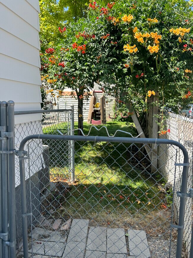 Lateral de la casa con zona de césped compartida. - 257 N 500 E