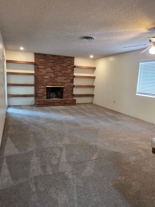 Foto del edificio - 3824 Christmas Tree Ln