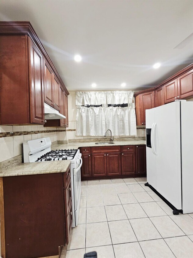 Primary Photo - 228 E 89th St