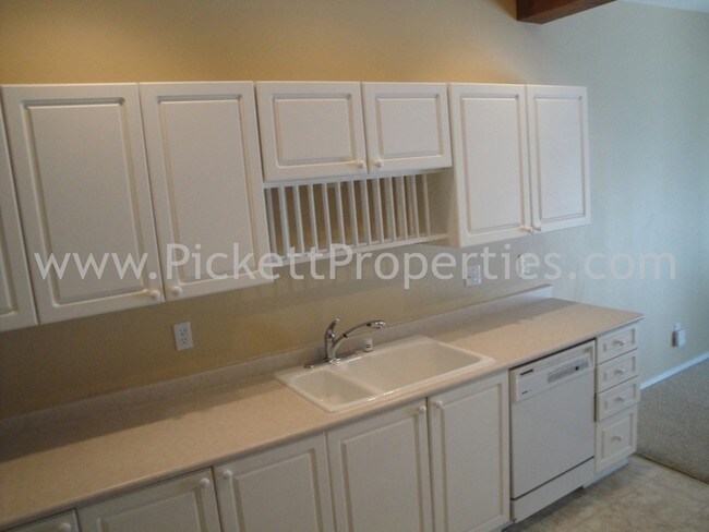 Building Photo - Beautiful 2 Bedroom Ridgetop Townhome