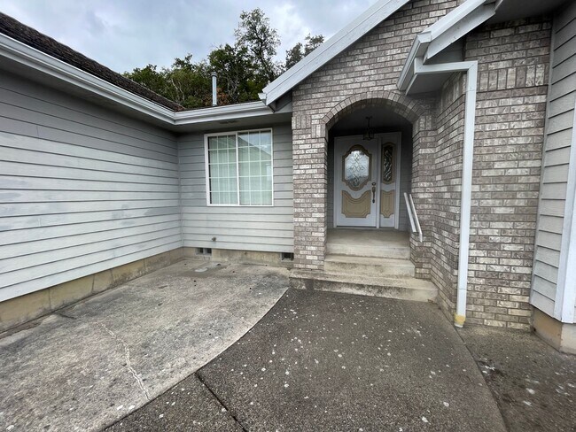 Foto del edificio - Available Now 3 bedroom 2 bath Hucrest home