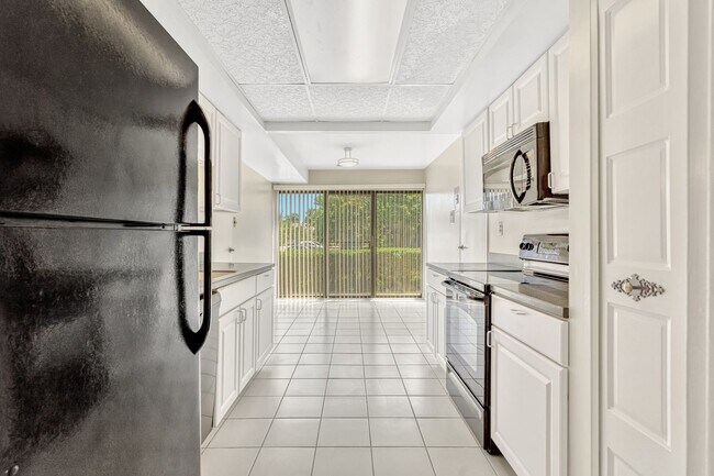 Building Photo - Spacious 3 Bedroom 2 Bath Condo with Assig...