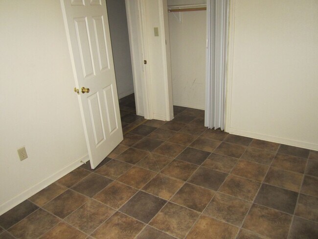 Foto del edificio - 144 Pike Ave