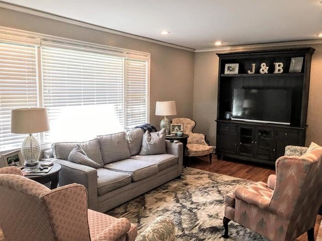 Building Photo - Lovely Updated Rosewood Home