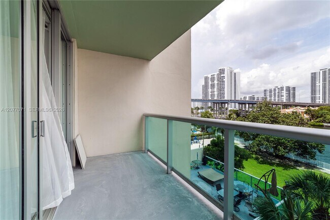 Foto del edificio - 19390 Collins Ave