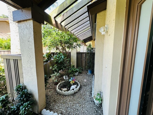 Building Photo - 3953 Cocoplum Cir
