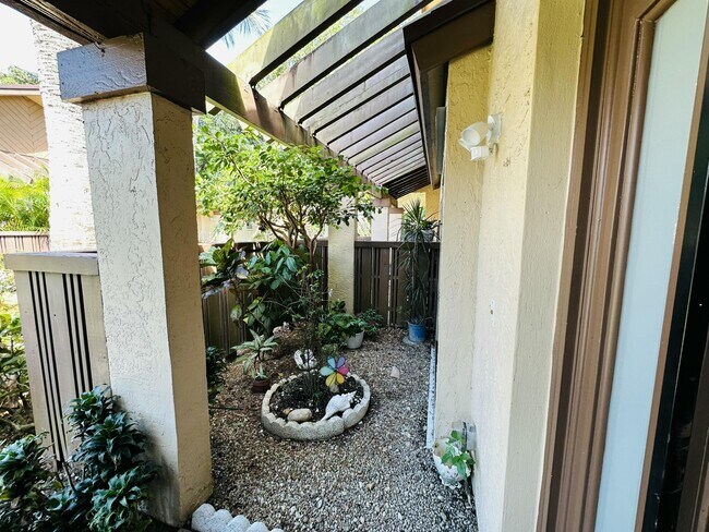 Foto del edificio - 3953 Cocoplum Cir