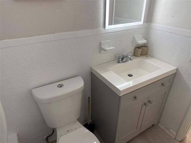 Foto del edificio - 1638 Plunkett St