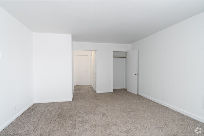 1BR, 1BA - 650SF - Living Room - Evergreen Annex