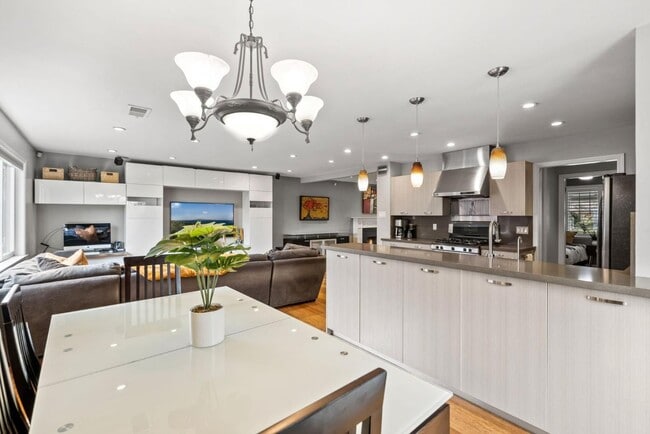 Building Photo - 2658 Sutro Dr
