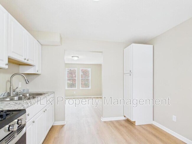 Foto del edificio - 9042 Maple Grove Rd