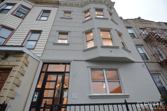 Foto del edificio - 200 Lawrence Ave