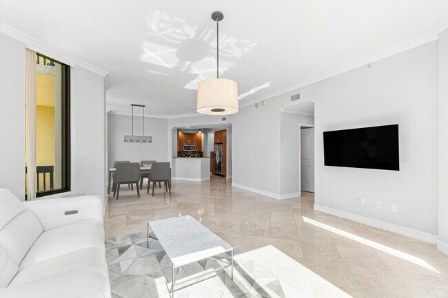 Building Photo - 701 S Olive Ave
