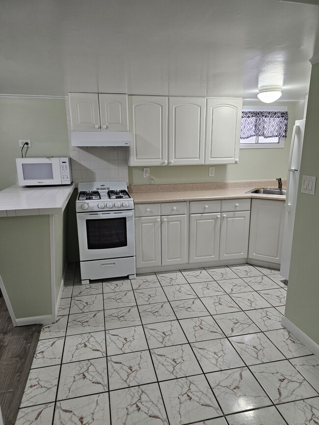 Building Photo - 440 Lockwood Dr