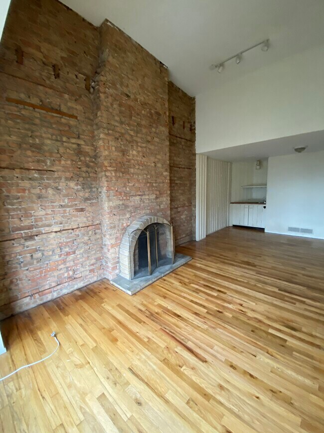 Building Photo - 606 W Surf St