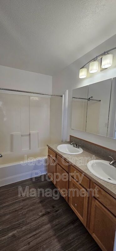 Building Photo - 3528 Greenfield Dr