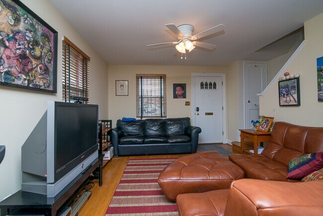 Building Photo - Lovely three-story 2BR/2BA duplex located ...