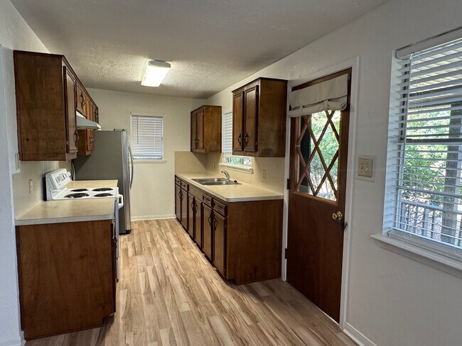 Foto del edificio - 18121 Atkinson Ln