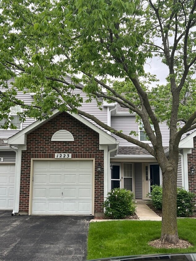 1223 Hathaway Cir, Elgin, IL 60120 Condo for Rent in Elgin, IL