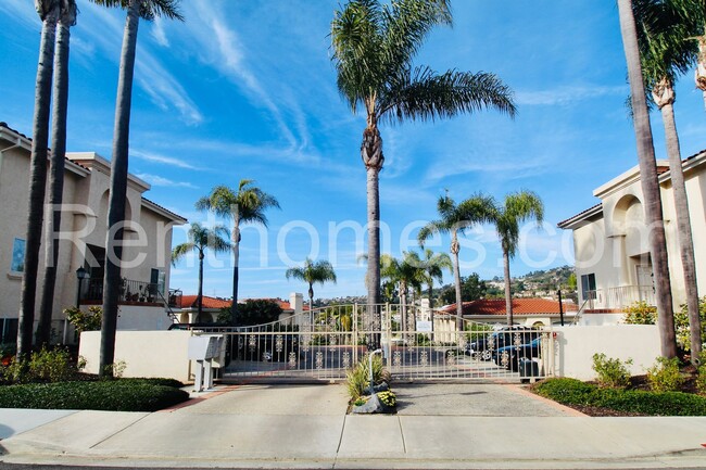 Building Photo - 2528 Navarra Dr
