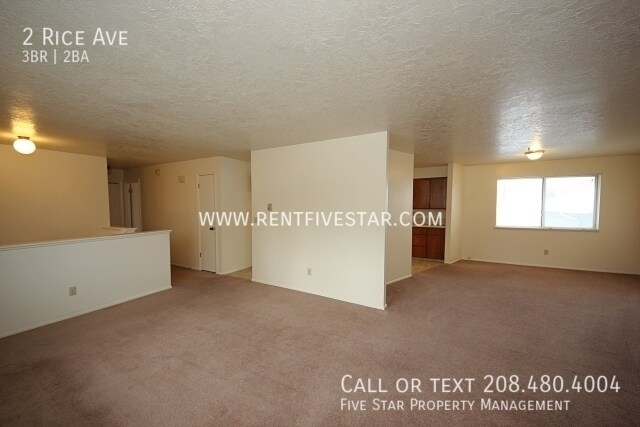 Building Photo - 3 Bedroom Duplex Near ISU! Visit rentfives...