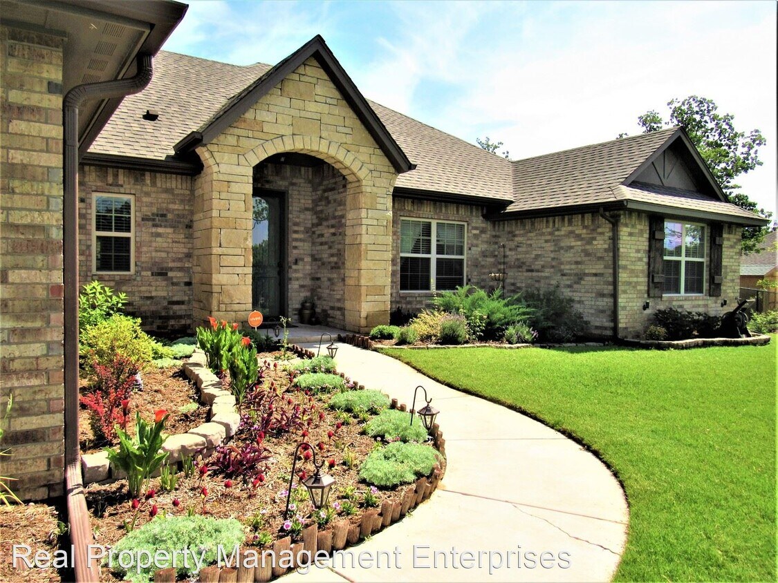 Foto principal - 4 br, 2.5 bath House - 15209 SE 58th St